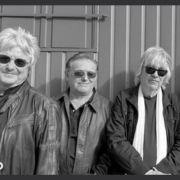 ganze band vor der mauer